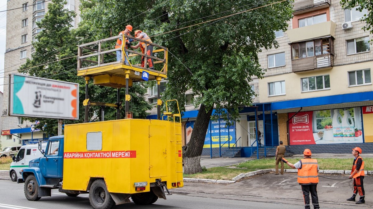 У Києві продовжують відновлювати після ракетних обстрілів тролейбусну контактну мережу
