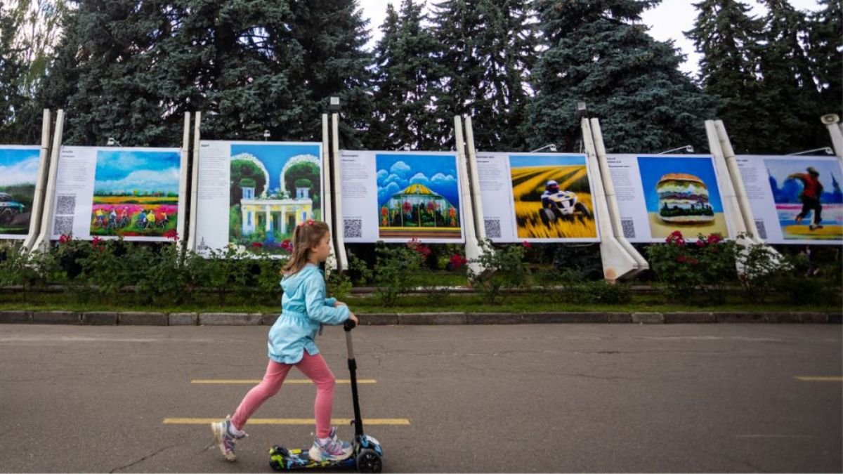 У Києві на ВДНГ відкрили галерею нереальних історій жителів міста, які створив штучний інтелект