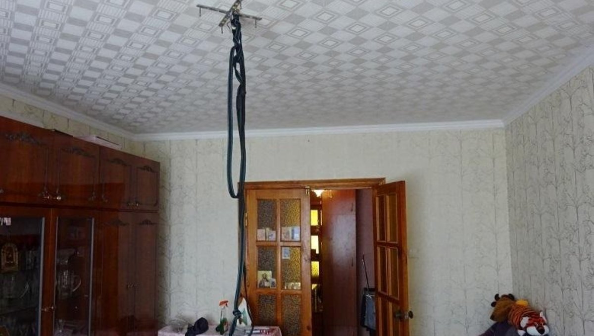 У Києві чоловік зробив зашморг на стелі та вимагав від жінки накласти на себе руки