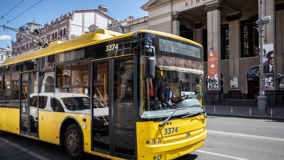 У Києві на проспекті Перемоги відновили тролейбусну контактну мережу: які маршрути вже курсують
