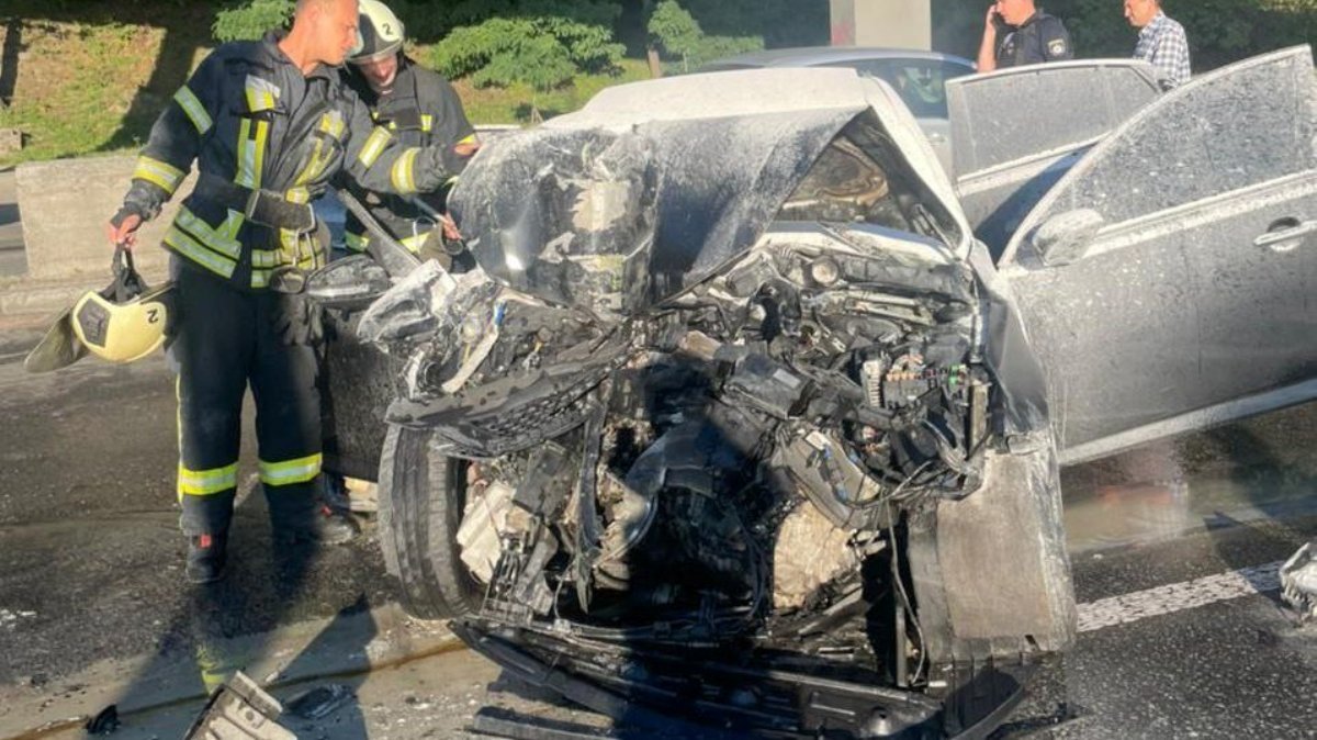 У Києві зіштовхнулись Kia та Opel: одна автівка загорілась, а в іншій зажало жінку