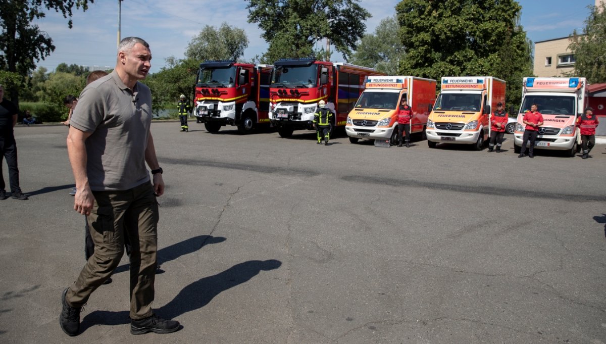 Києву передали 12 нових пожежно-рятувальних автомобілів і 7 швидких