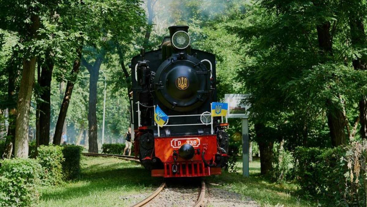 На Київській дитячій залізниці почав курсувати справжній паровоз, завезений як репарація після Другої світової війни