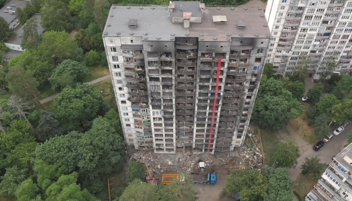 Як у Києві триває відновлення зруйнованих ракетними обстрілами будинків: відео