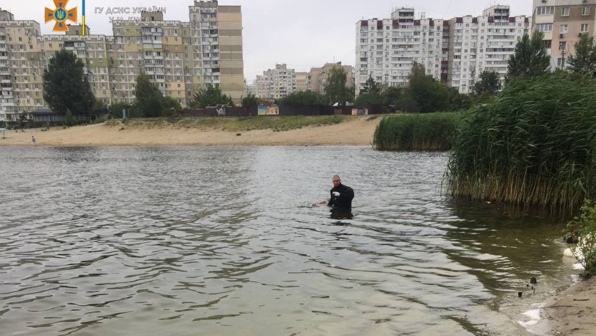 У Києві в озері знайшли тіло людини