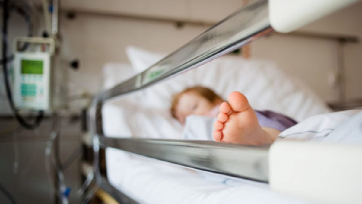 У Києві двоє  хворих на COVID-19 малюків потрапили в реанімацію: вірус все ще несе загрозу