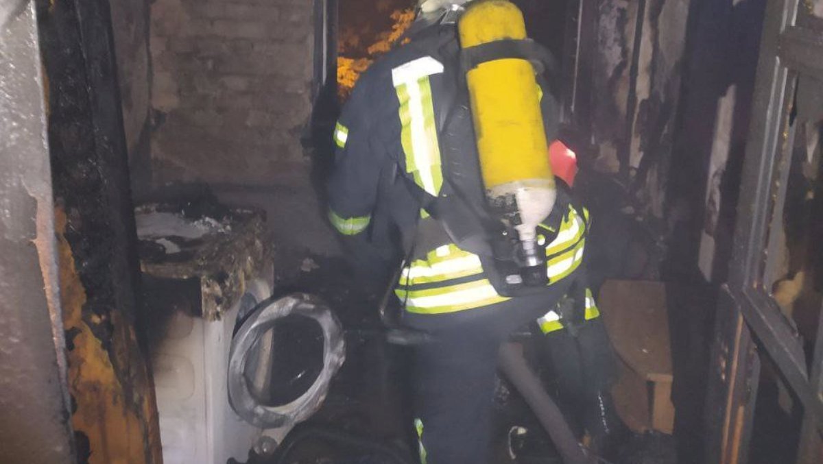 У Києві згоріла квартира: з пожежі врятували трьох жильців