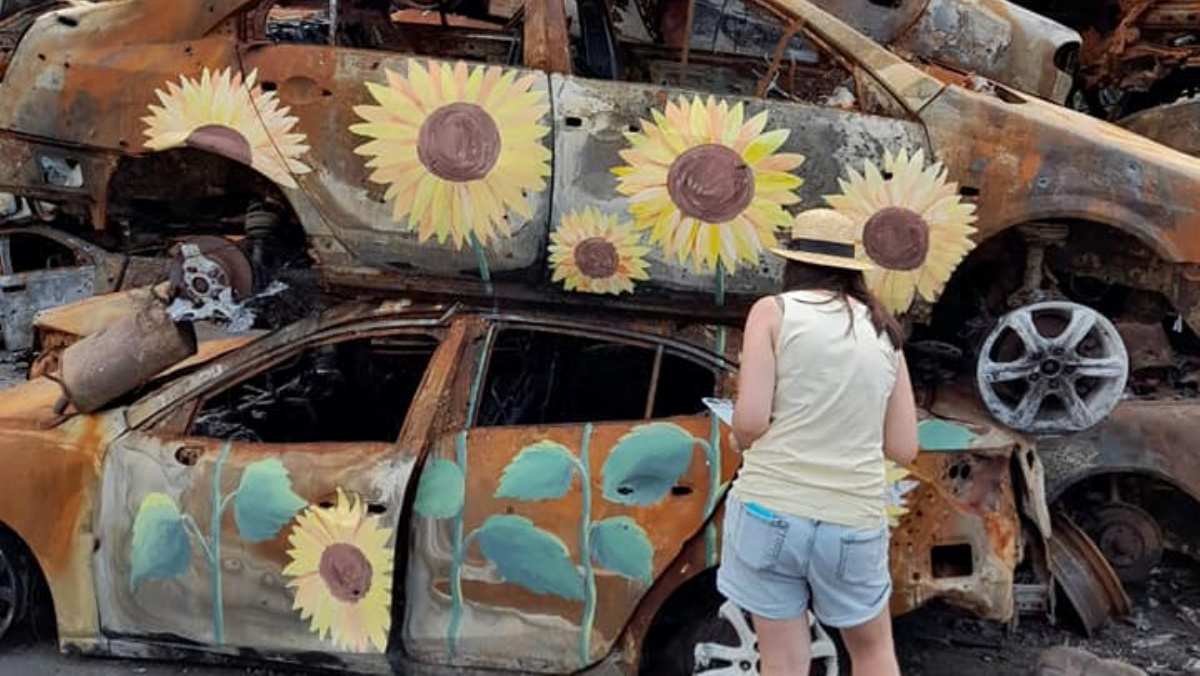 В Ірпені на кладовищі автівок "зацвіли" соняшники