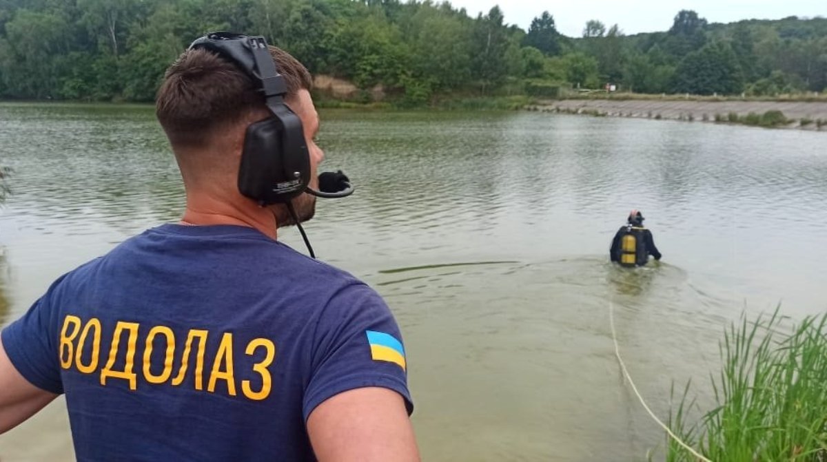 На Київщині хлопець пірнув в озеро і зник