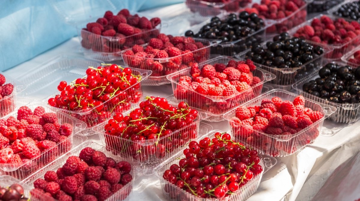 Де у Києві купити стиглі та солодки ягоди та сезонні фрукти: адреси ярмарок