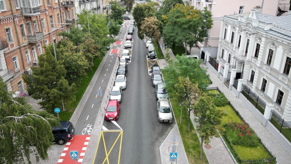 Нове покриття, бруківка, парковка і велодоріжки: як виглядає вулиця Івана Франка в Києві після капремонту