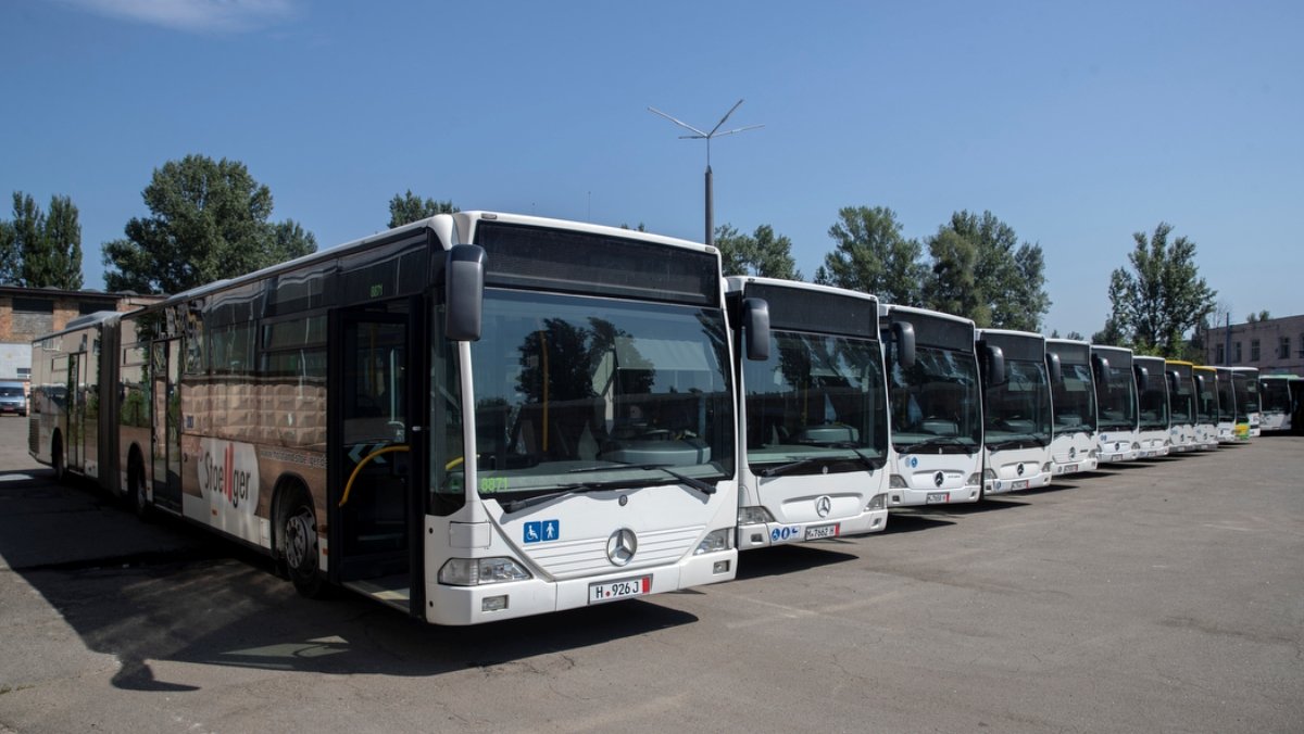 Німеччина передала комунальникам Києва 19 автобусів і 3 сміттєвози