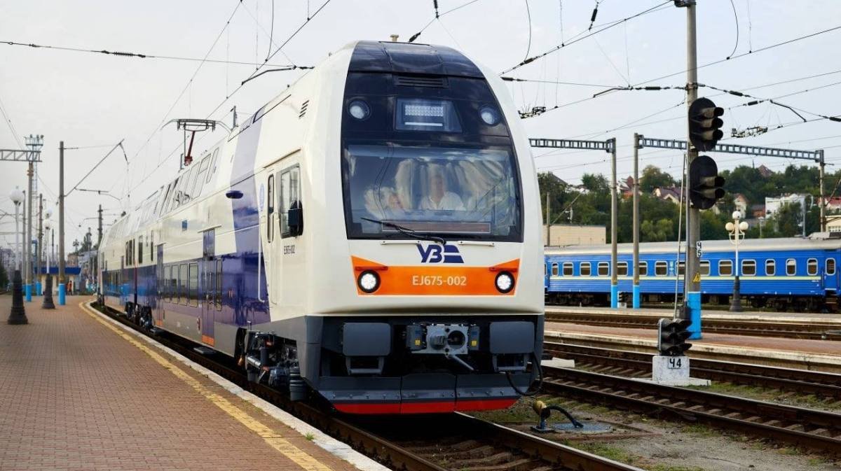 З Києва почав курсувати ще один оновлений двоповерховий поїзд Skoda: маршрути та графік курсувань