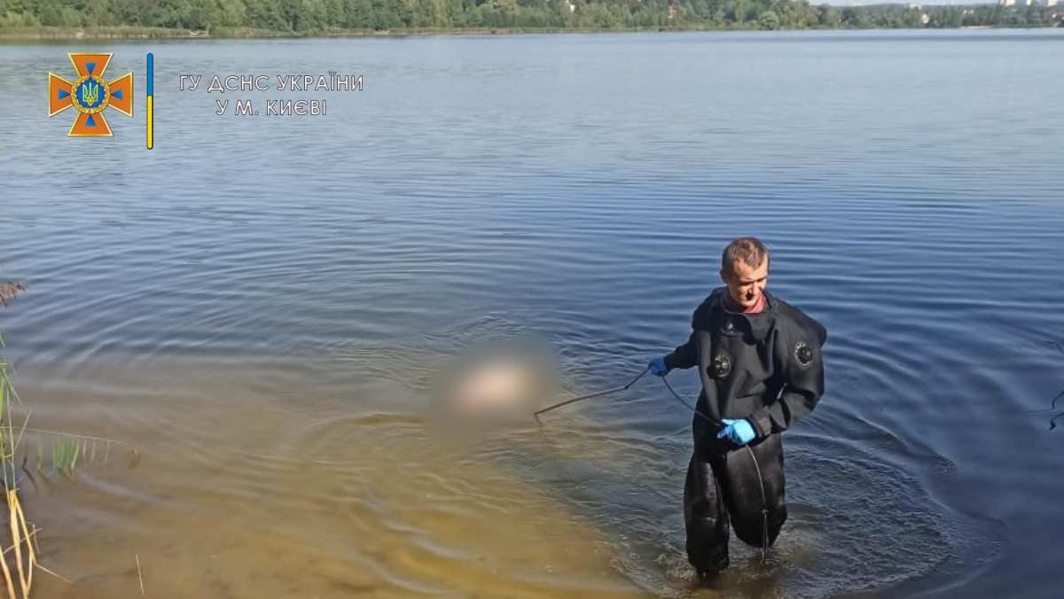 У Києві з озера дістали тіло людини