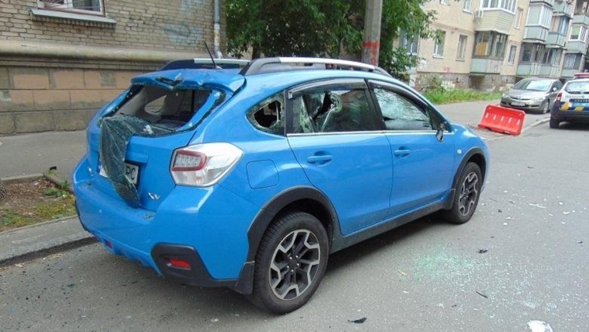 У Києві на Подолі чоловік битою потрощив авто, на якому приїхала його жінка
