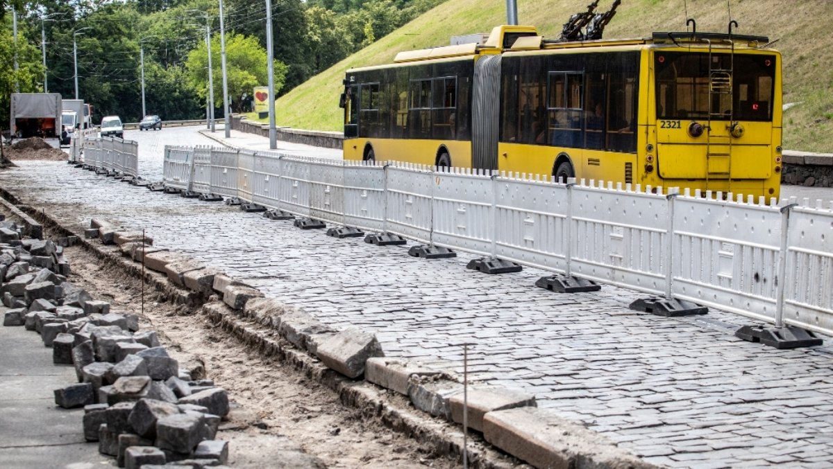 У Києві на два місяці обмежили проїзд на Подільському узвозі: як курсуватиме транспорт та нова схема руху