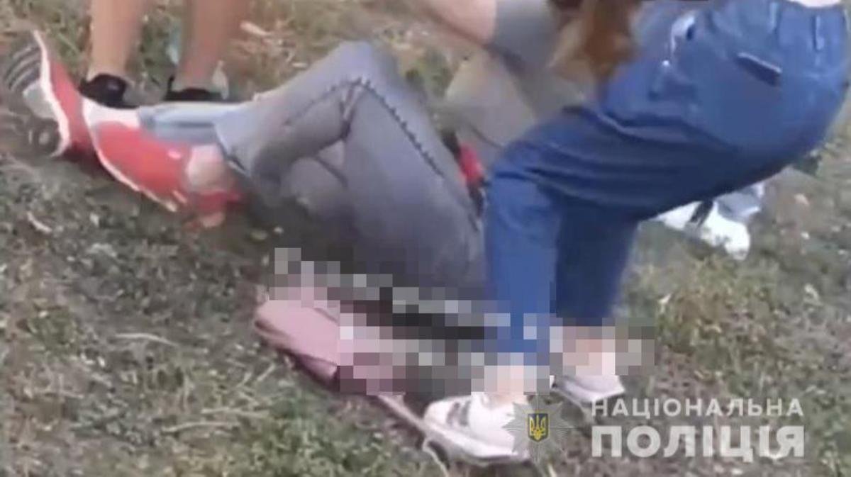 У Києві дівчата-підлітки задули балоном та побили посеред вулиці однокласницю