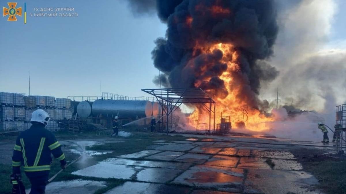 У Борисполі маштабна пожежа: палає підприємство