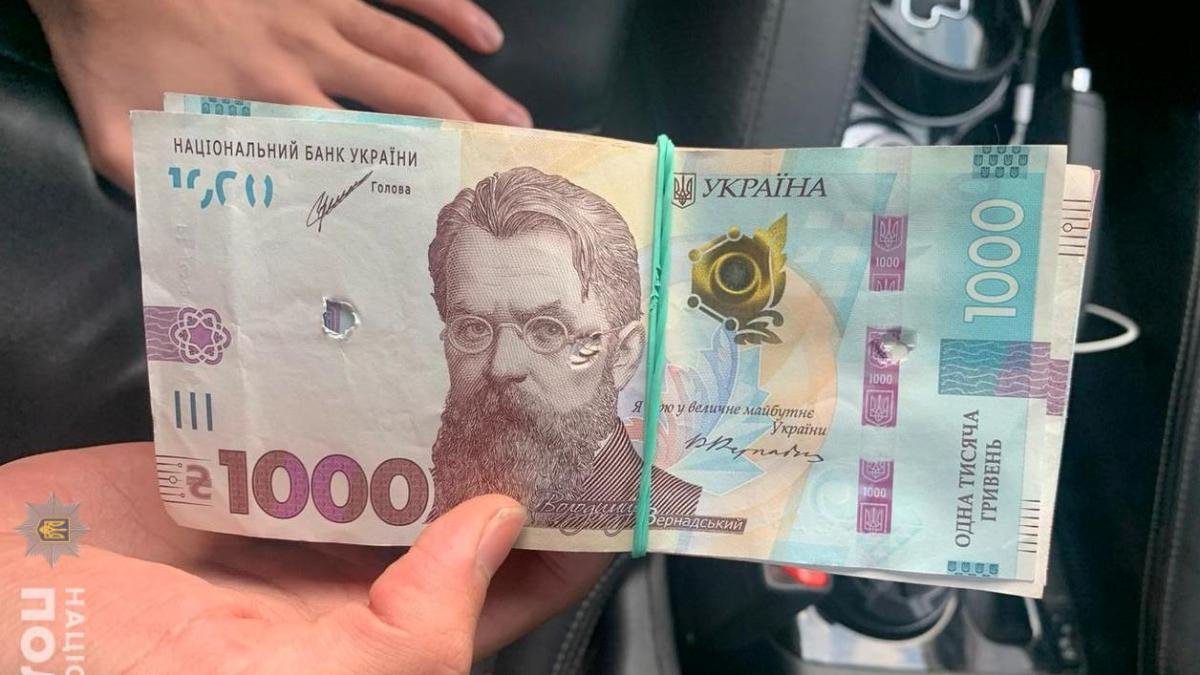 У Києві чоловік намагався поповнити картки міченою валютою, викрадену з банків окупованих територій
