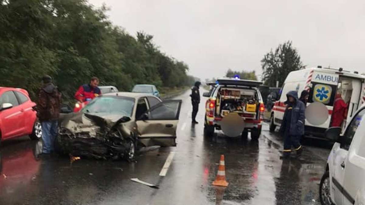 На Київщині Lanos вилетів на зустрічну смугу: у ДТП загинув водій