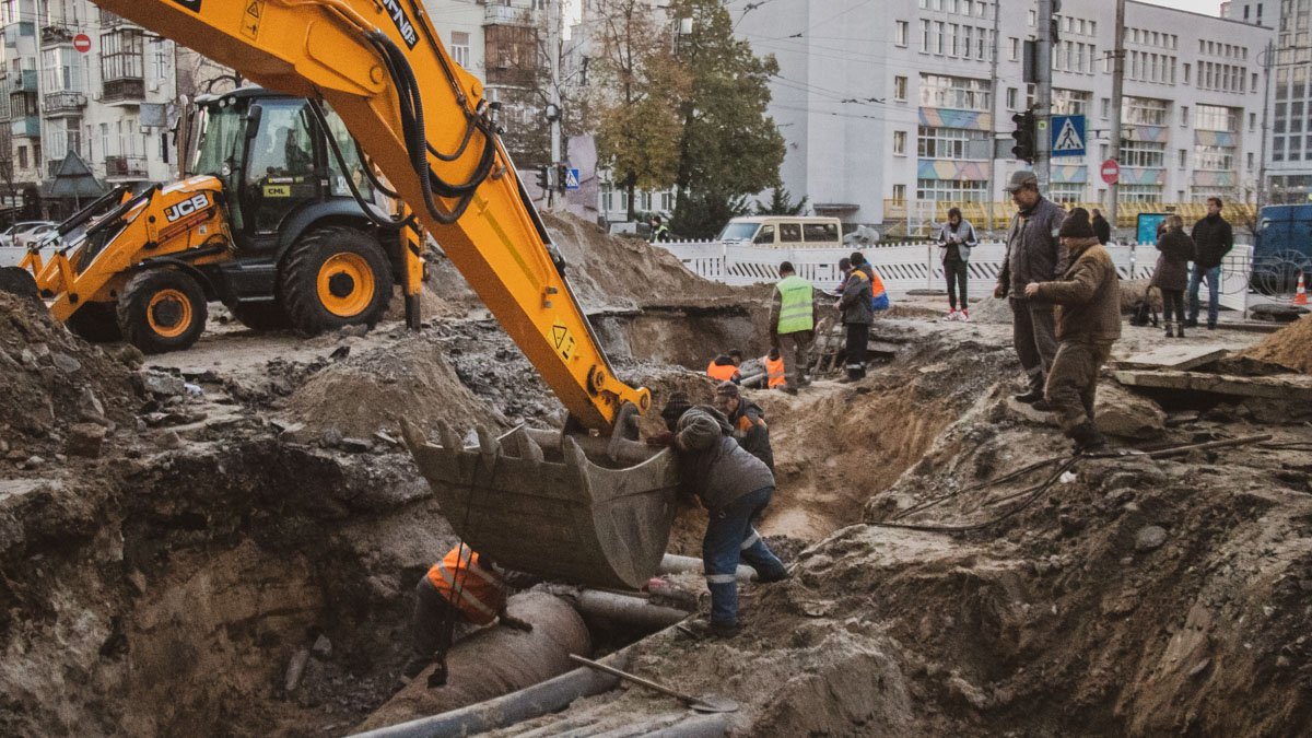 У Києві ремонтують мережі під дорогою на вулиці Набережно-Рибальській: де обмежили рух