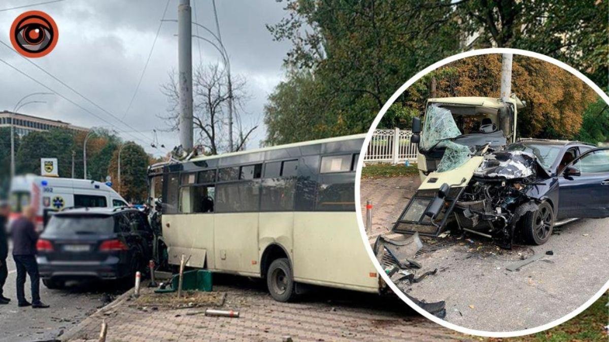 У Києві на Повітрофлотському Mercedes влетів в автобус з пасажирами: постраждали 23 людини