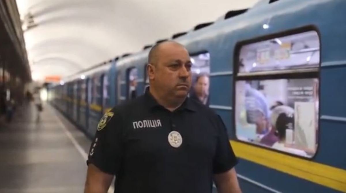 У Києві чоловік намагався згвалтувати дівчину в вагоні метро: збочинця зупинив поліцейський