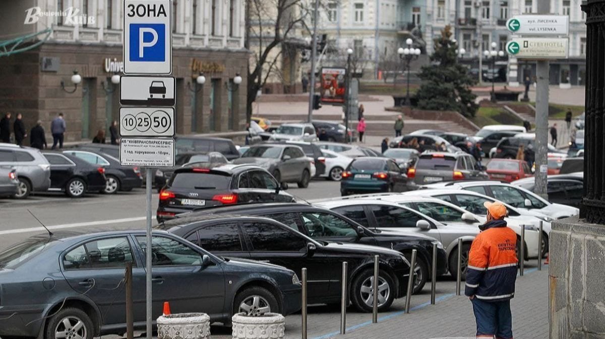 У Києві облаштують паркувальні майданчики заїзними кишенями з відеоспостереженням: щоб розвантажити місто