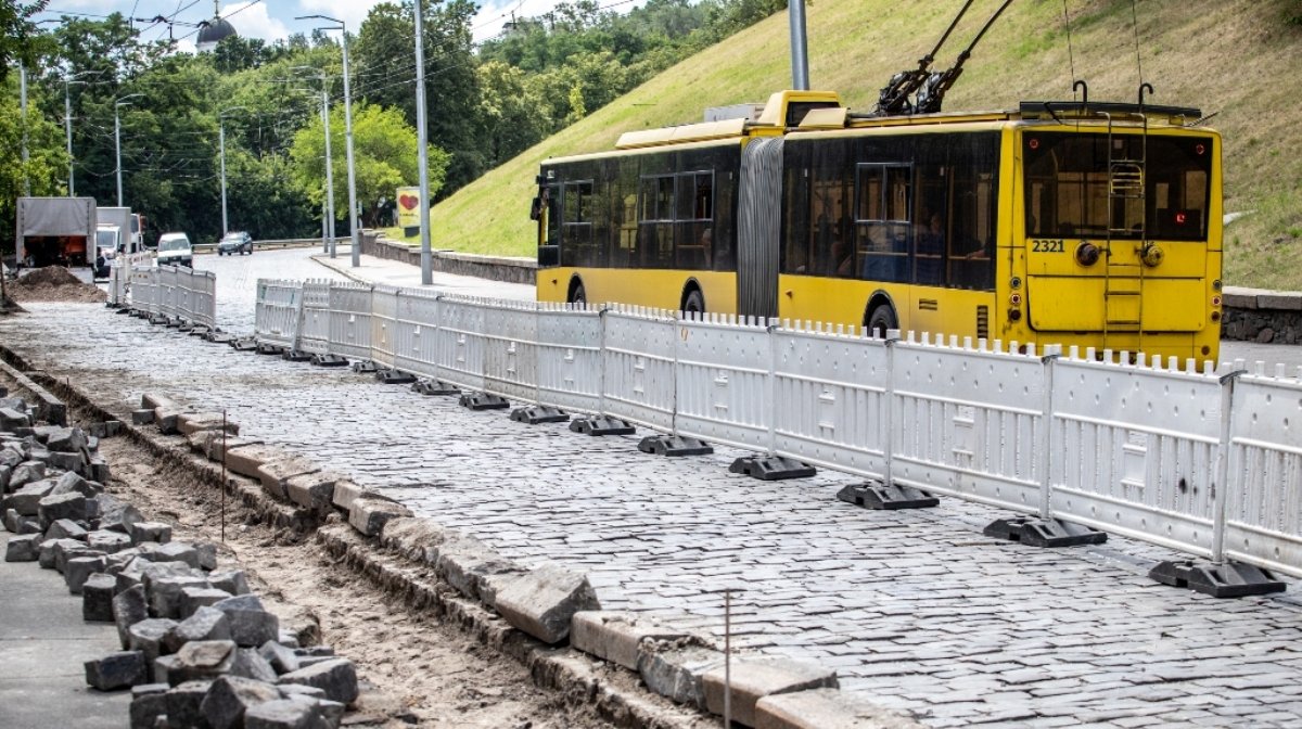 У Києві після реконструкції Подільського узвозу відновили рух тролейбусних маршрутів