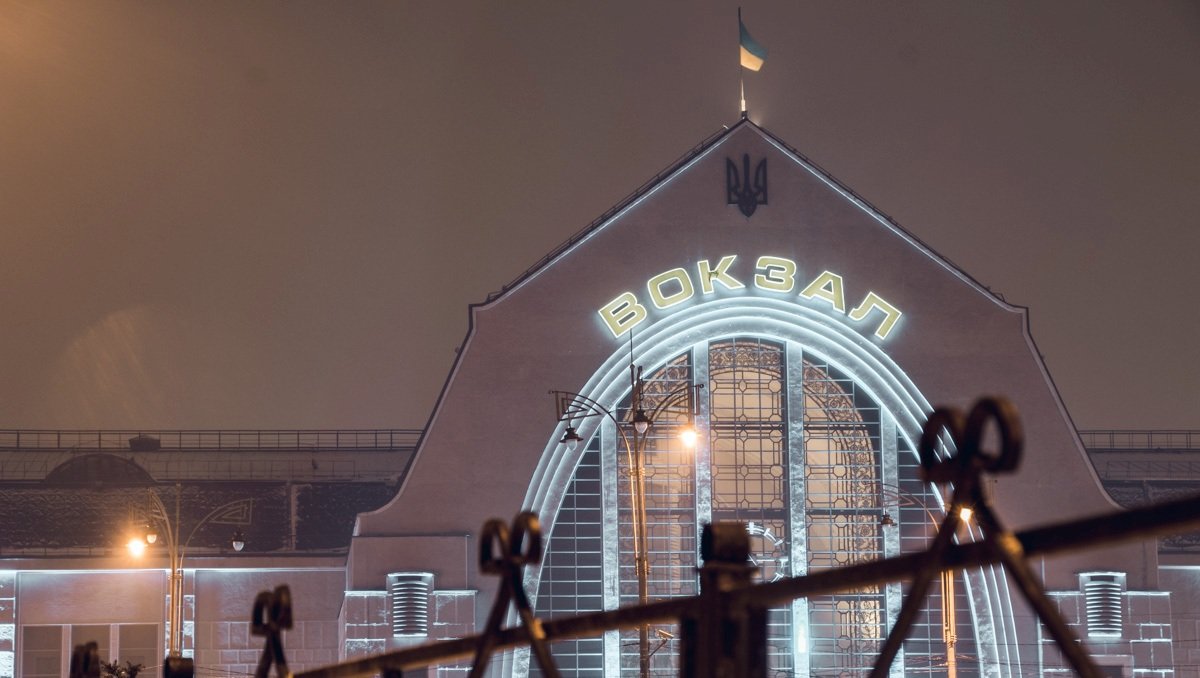 У Києві вибуховою хвилею розбило вікна будівлі центрального вокзалу: як курсують поїзди