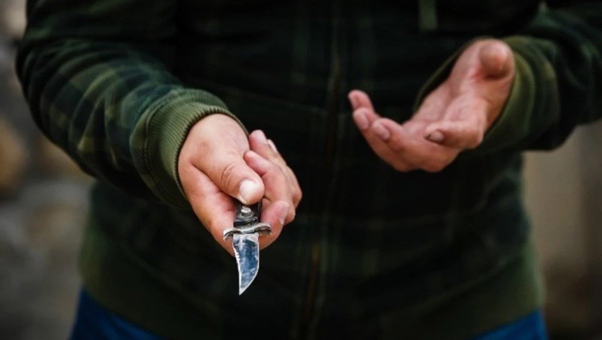 У Києві чоловік підстеріг свого товариша під домом, щоб вдарити його ножем в живіт