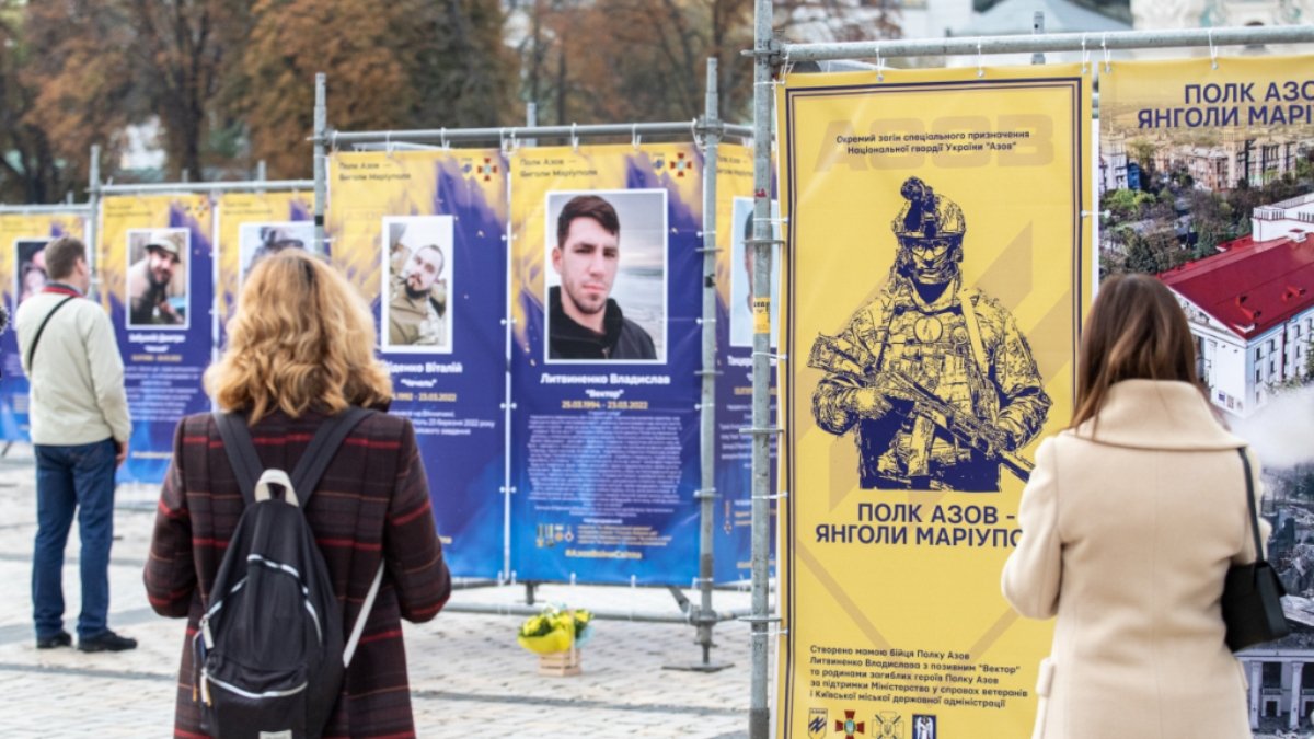 Куди піти у Києві: на Софійській площі відкрили вуличну виставку «Полк Азов – Янголи  Маріуполя»
