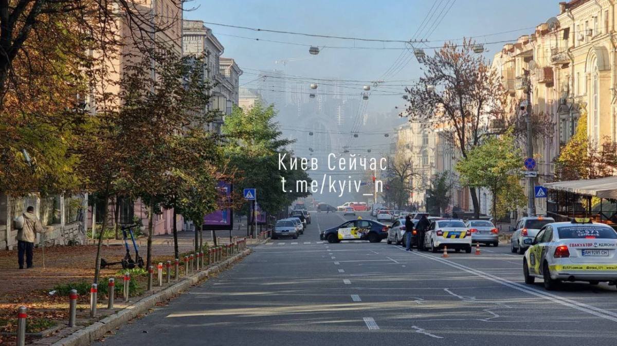 У центрі Києва перекритий рух транспорту на ділянках кількох вулиць: влада просить не виїжджати у місто