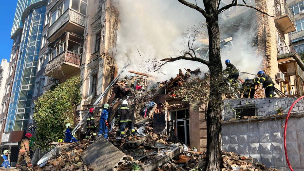 У Києві під завалами зруйнованого атакою дронів будинку дістали тіло загиблої жінки