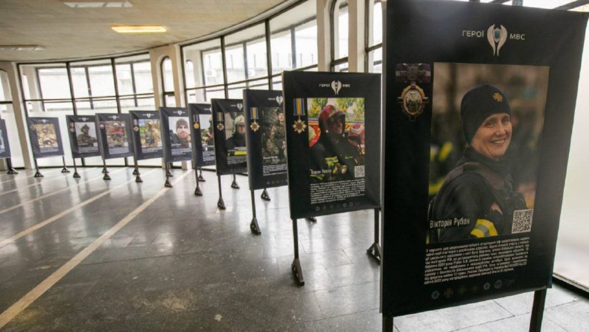 У метро Києва відкрили фотовиставку з історіями героїв МВС за 200 днів війни: де побачити