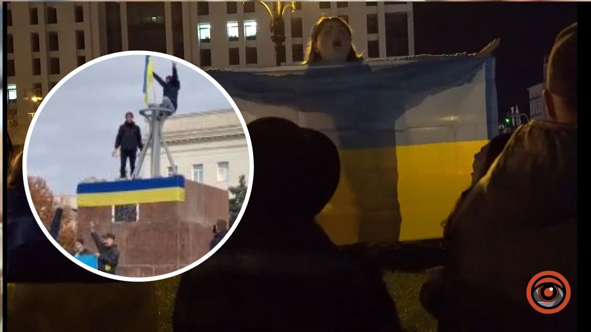 У Києві на Майдані Незалежності люди святкують звільнення Херсону