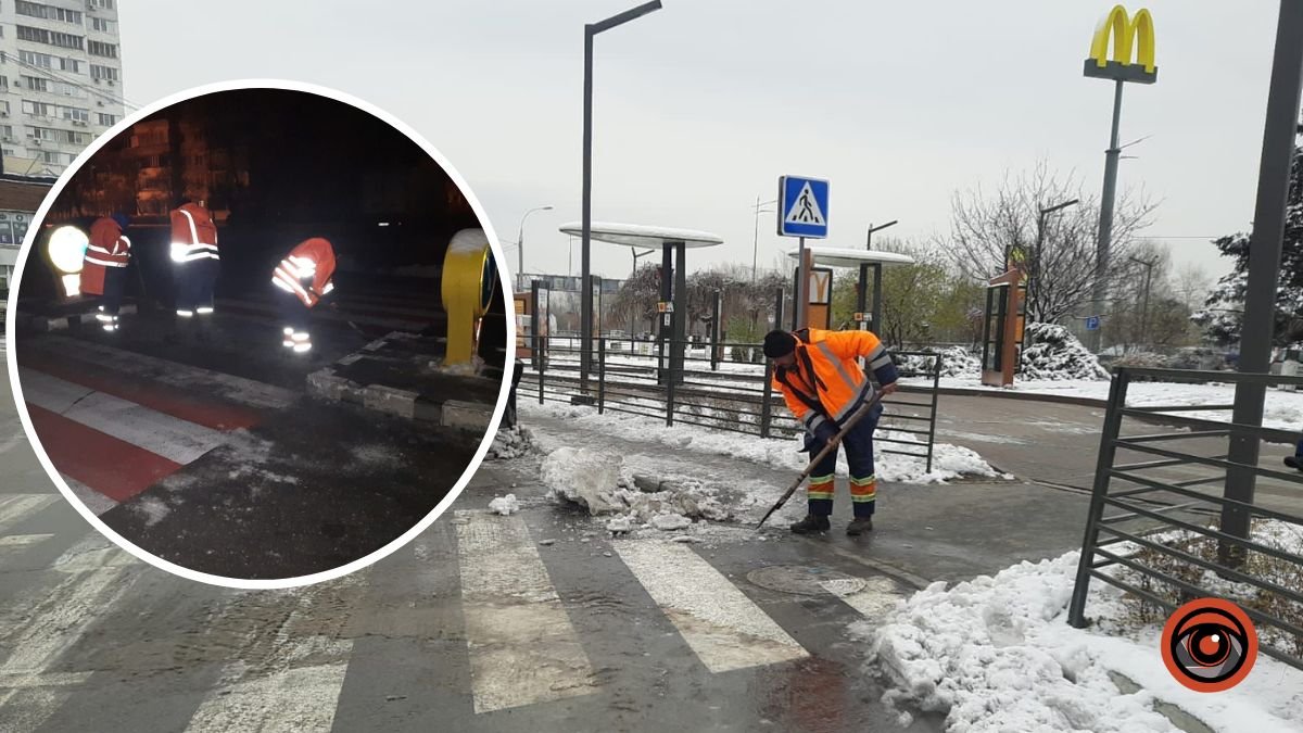 У Києві продовжують обробляти дороги та чистити узбіччя через снігопади
