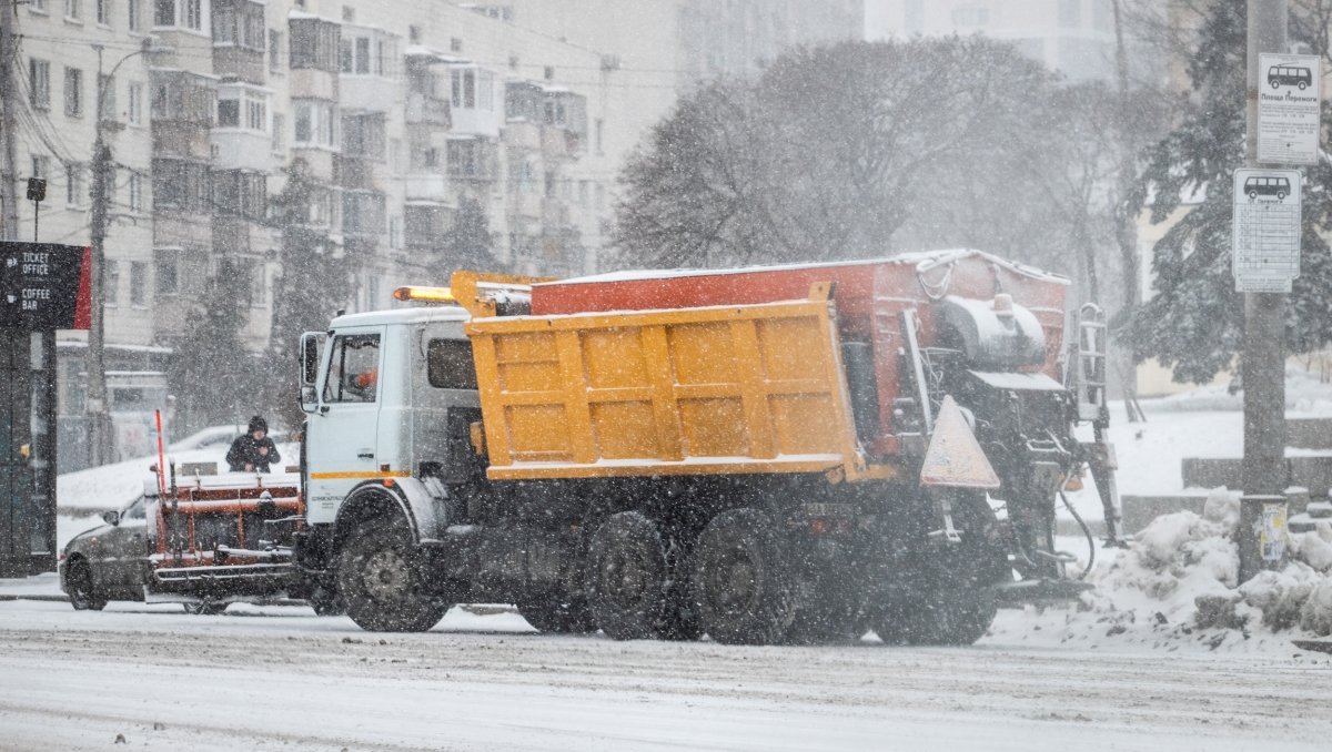 У Києві майже 300 машин спецтехніки ліквідовують наслідки снігопаду