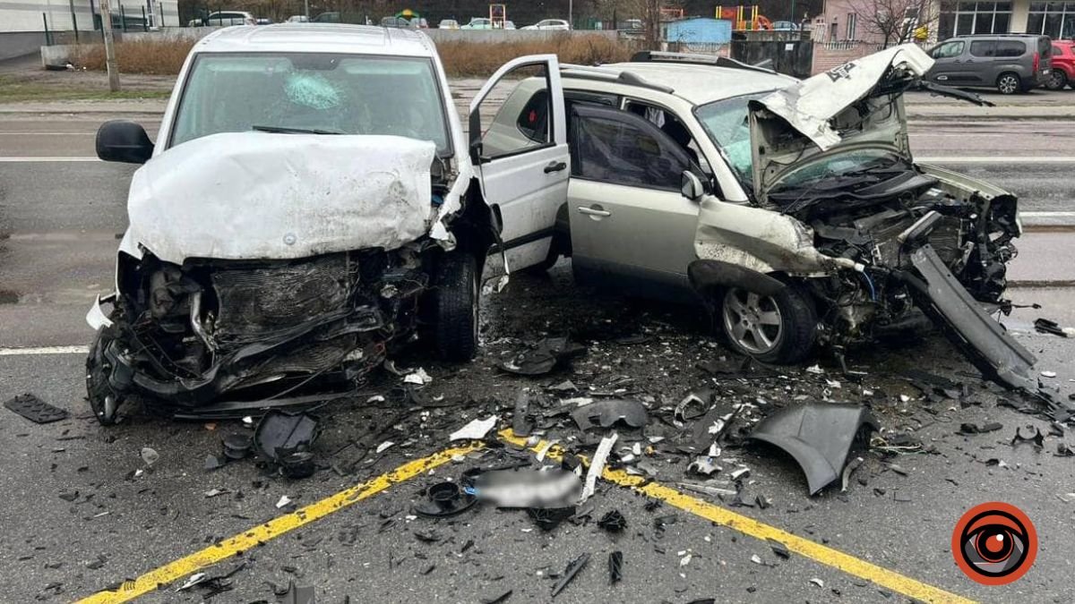 Під Києвом Hyundai лоб в лоб влетів в Mercedes: у ДТП постраждали 5 осіб
