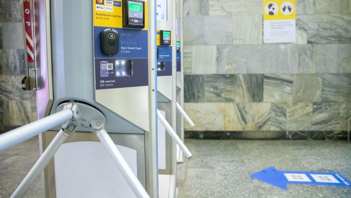 У Києві на частині станцій метро технічний сзбій: не всі турнікети працюють