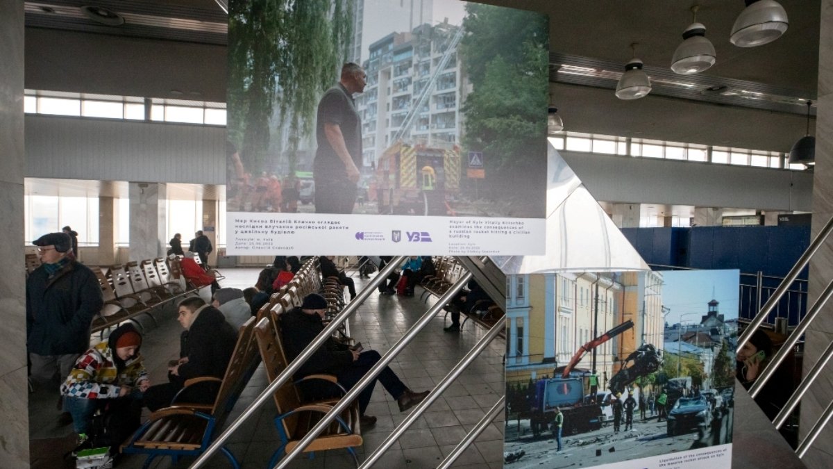 На залізничному вокзалі відкрили виставку «Київ – незламне серце Європи»