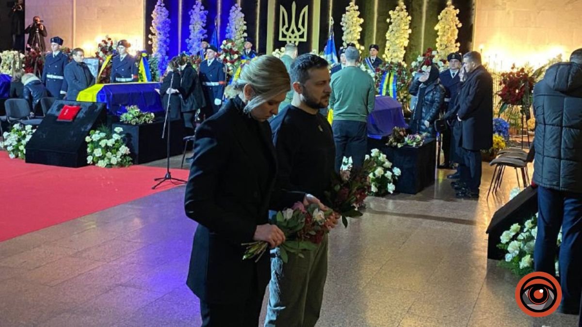 У Києві попрощалися з загиблими в авіакатастрофі в Броварах керівниками МВС: на церемонію прибув Зеленський