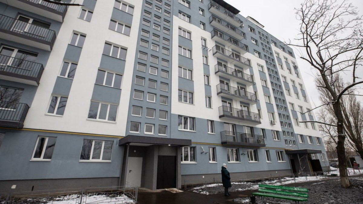 У Києві відбудували 11 з 17 пошкоджених обстрілами житлових багатоповерхівок: які будинки та заклади культури відремонтують у 2023 році