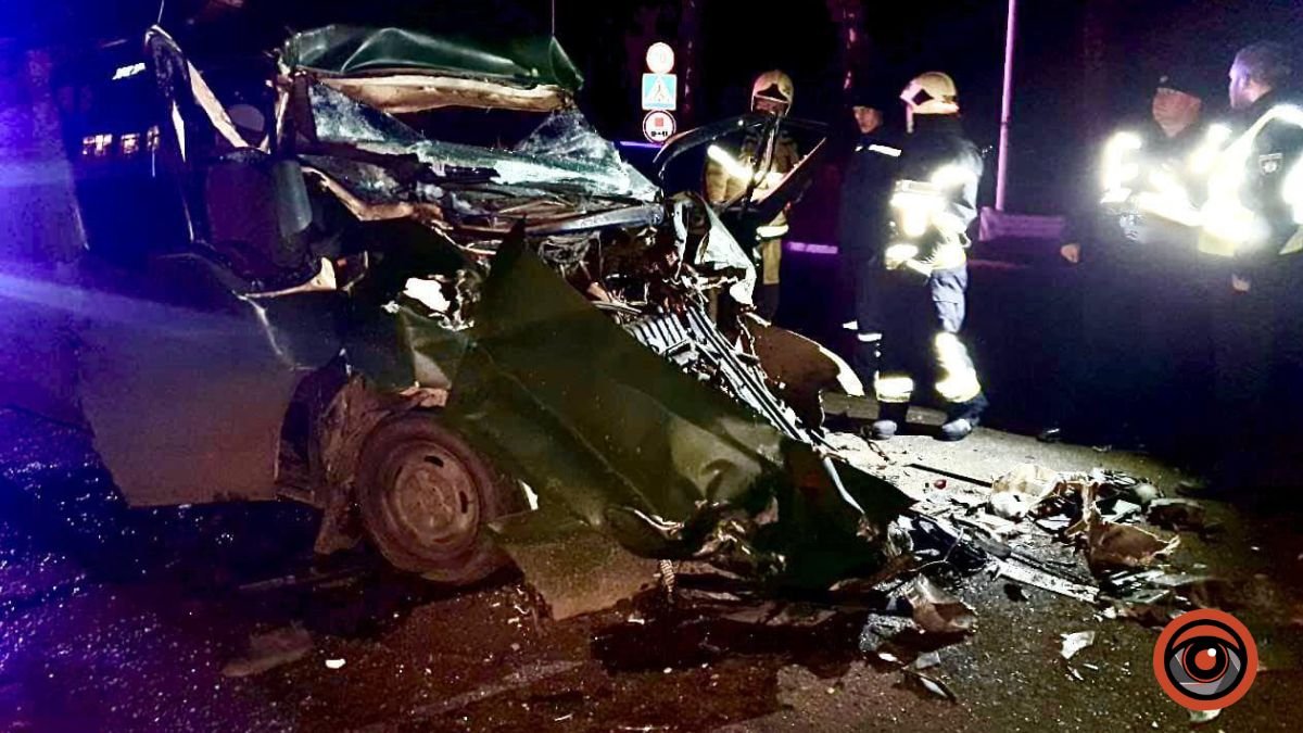 На Київщині Ford влетів під вантажівку: постраждалих забрала швидка
