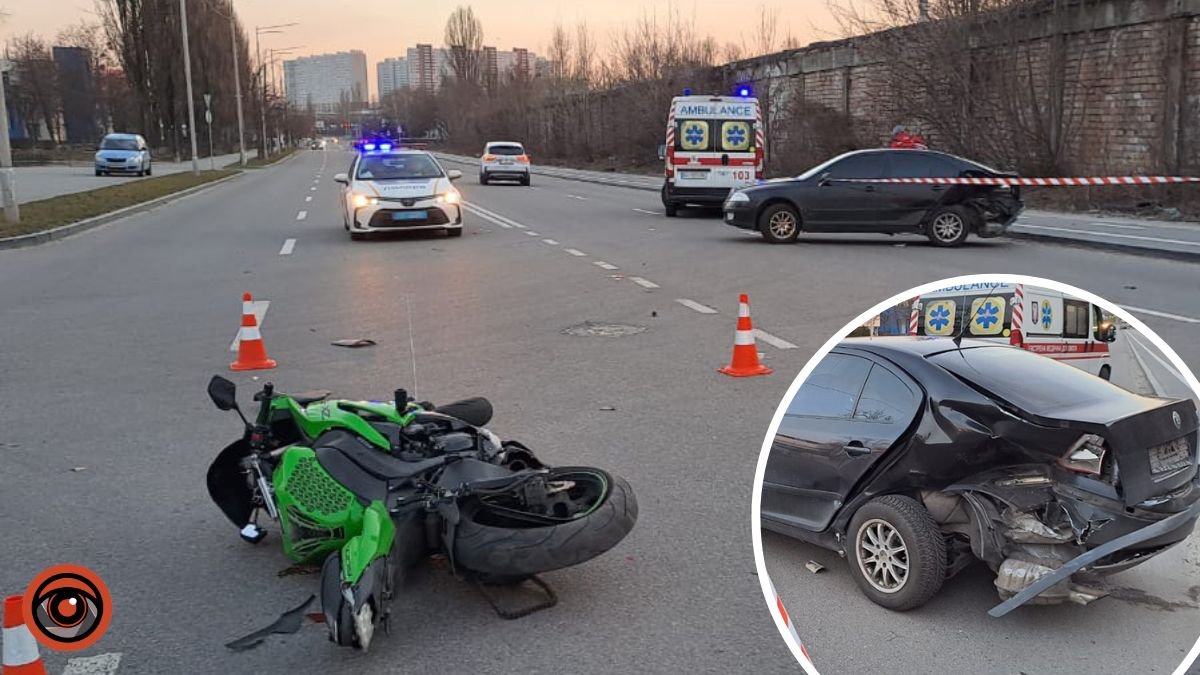 У Києві Kawasaki влетів у Skoda: мотоцикліст загинув