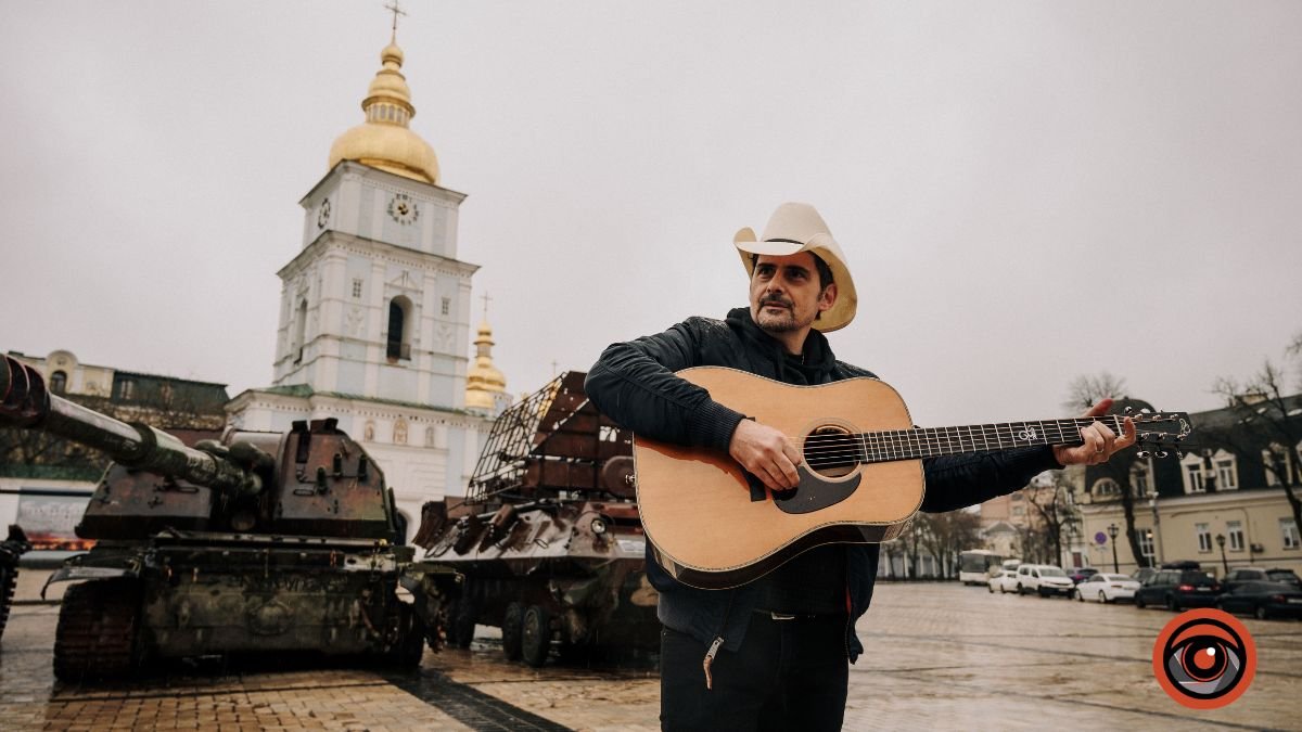 У центрі Києва світова зірка кантрі-музики та амбасадор UNITED24 заспівав «Червону руту»