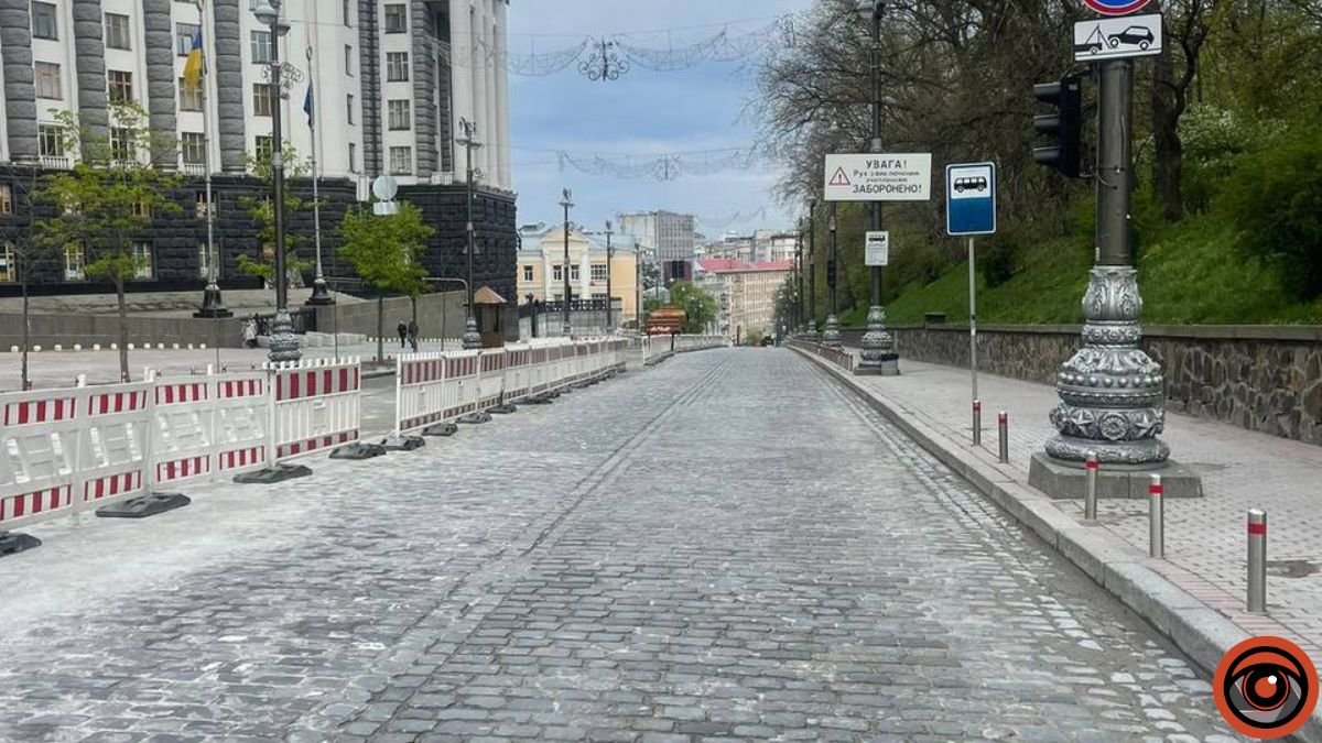 У центрі Києва на Грушевського завершили переукладання гранітної бруківки: коли дорога буде готова