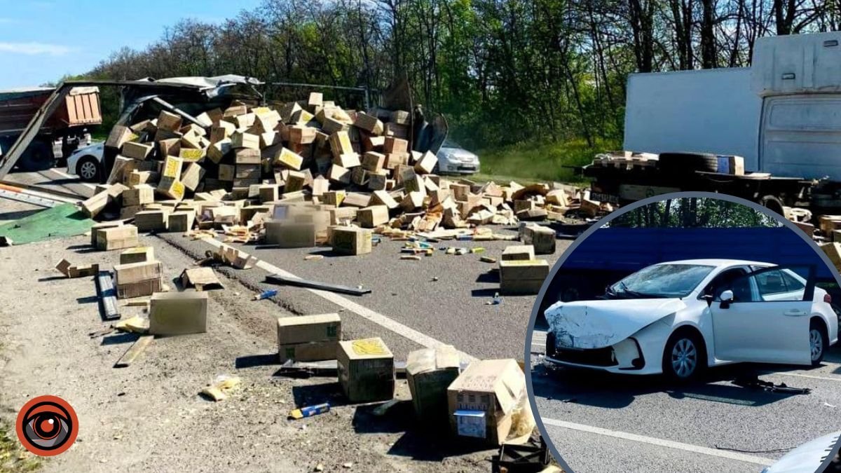 На Київщині зіткнулись вантажівка та Toyota: товари розкидало по всій дорозі