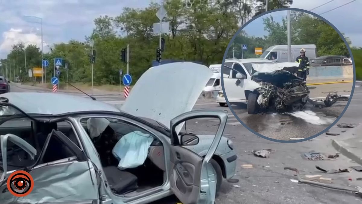 У Києві на Оболоні зіткнулись Nissan та Renault: чотирьох потерпілих відвезли до лікарні