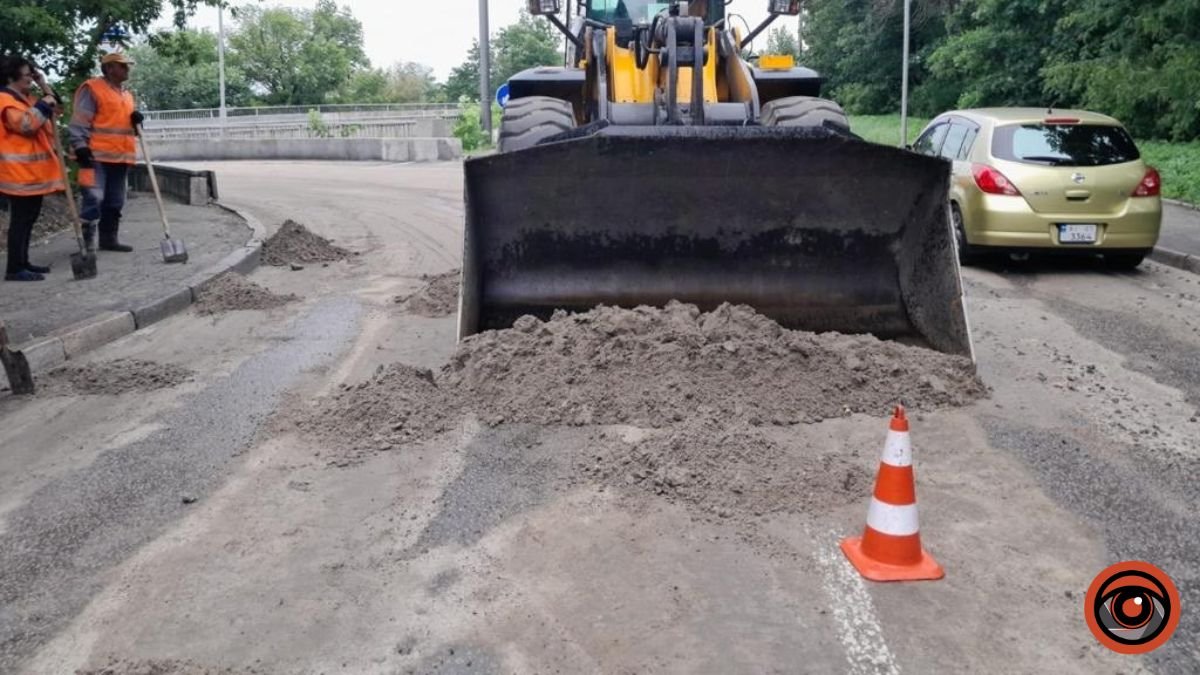 Поламані гілки та нанесений на дороги грунт: у Києві ліквідовують наслідки зливи